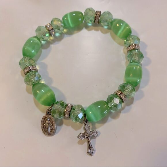 Religious Green Cats Eye Bracelet w/ Cross & Jesus OSFA Gorgeous - Picture 1 of 7